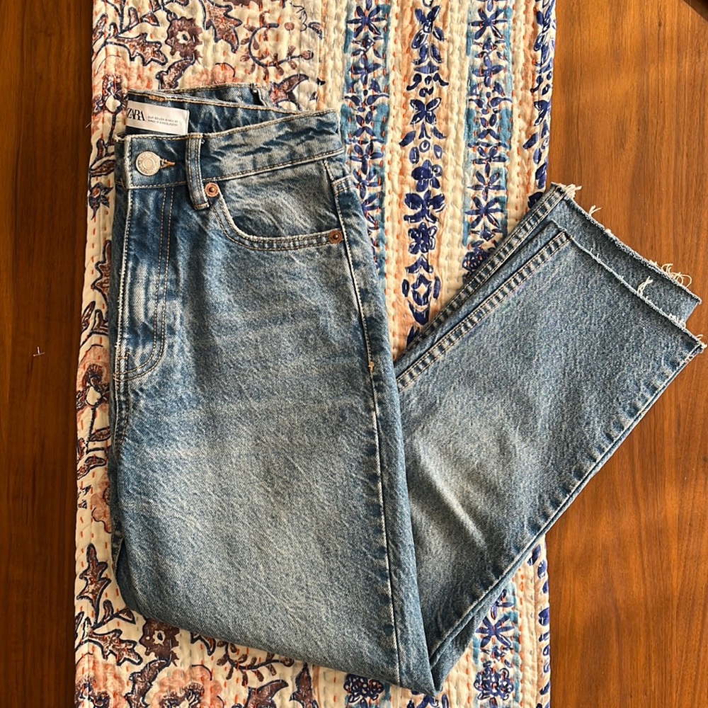 Zara High rise mom jeans acid light wash size 0